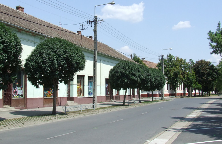 Üzletsor és iskola a Széchenyi úton Dévaványán most
