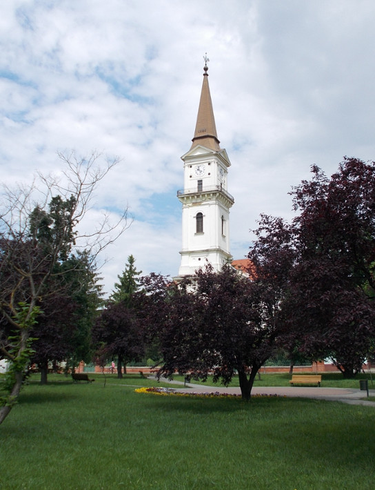 A református templom a parkból nézve most